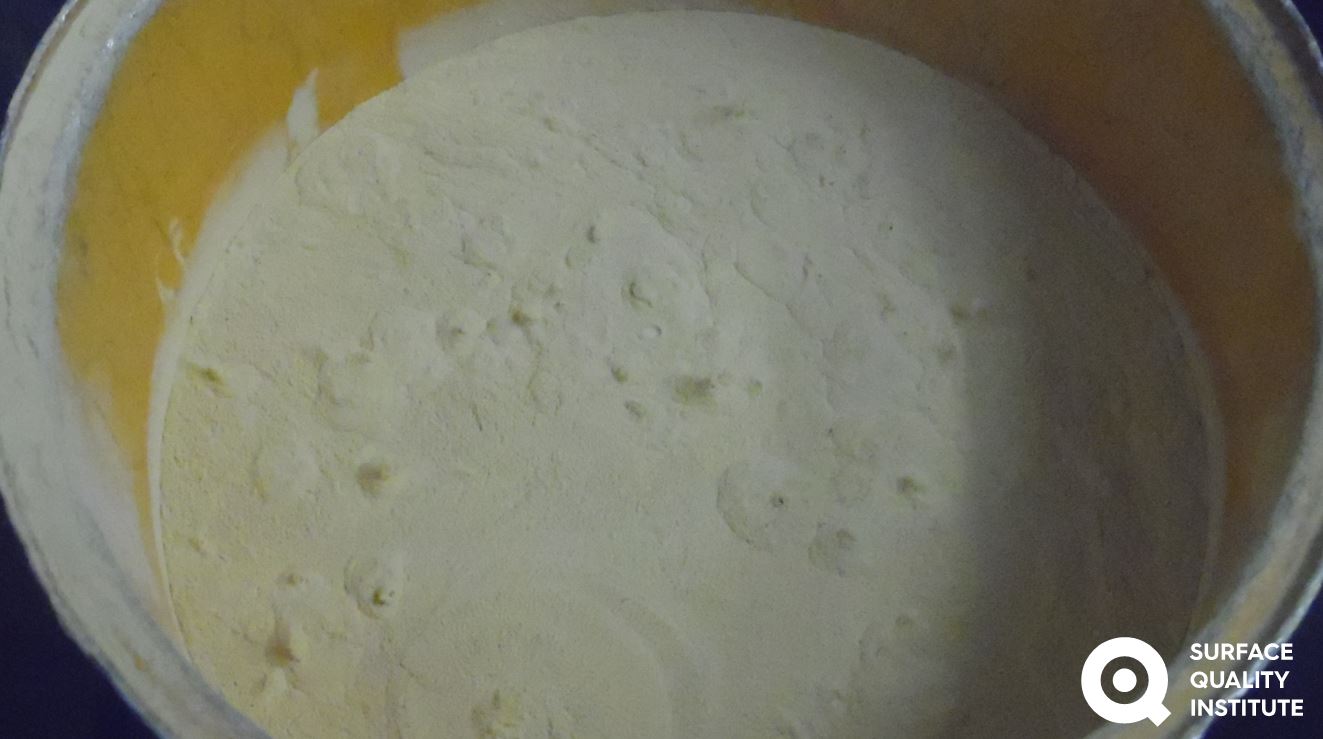 Při aplikaci se na povrchu tvoří drobné hrudky